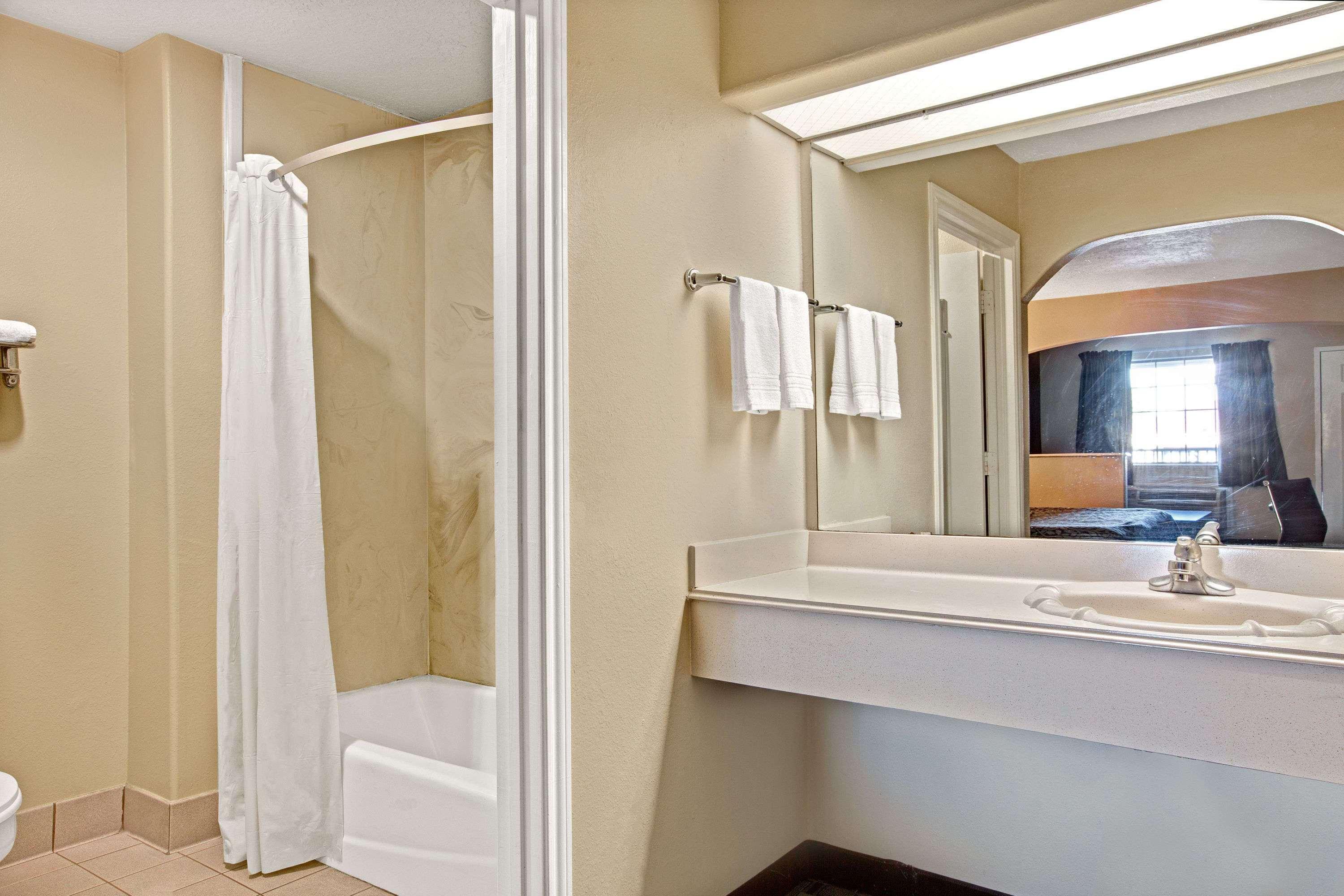 Days & By Wyndham Houston North - Hotel 2*