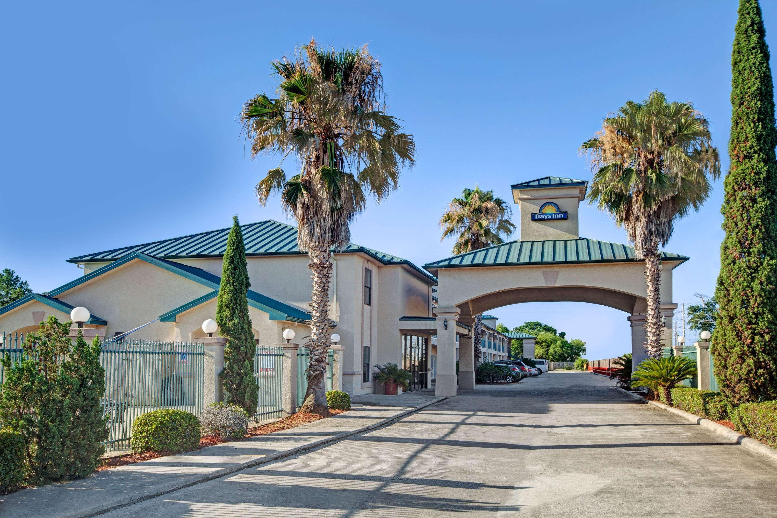 Days & By Wyndham Houston North - Hotel Spring